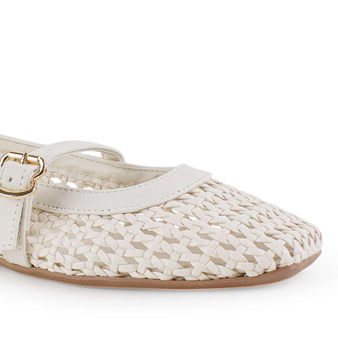 Vista a detalle de punta cuadrada en flats tejido para mujer con pulsera ajustable en el empine en color beige 