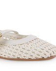Vista a detalle de punta cuadrada en flats tejido para mujer con pulsera ajustable en el empine en color beige 