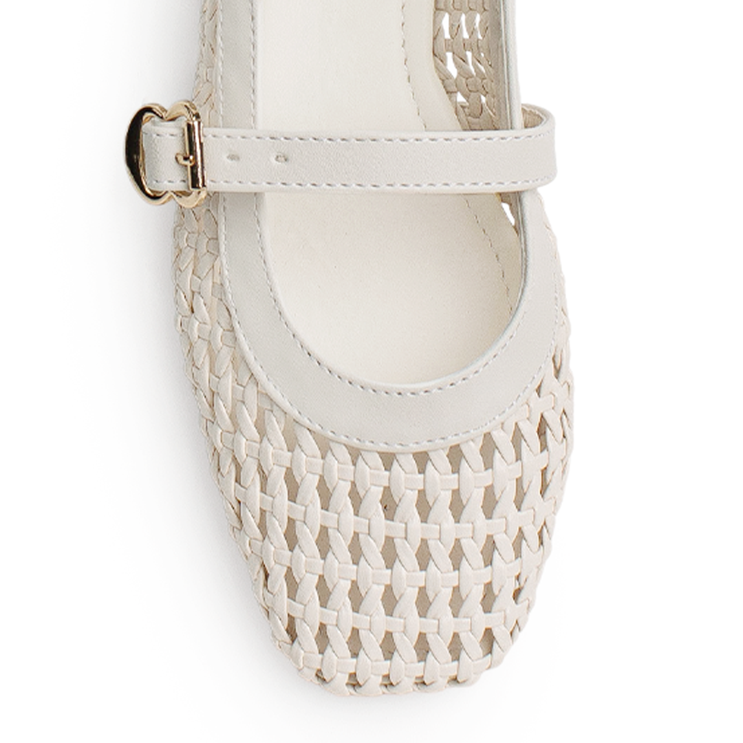Vista de material sintético en flats tipo balerinas para mujer con pulsera en empeine de piso tejido en color beige