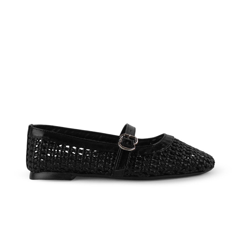 Vista lateral de flats negros tejidos para mujer con pulsera sobre empeine de piso tipo balerinas 