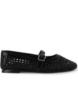 Vista lateral de flats negros tejidos para mujer con pulsera sobre empeine de piso tipo balerinas 