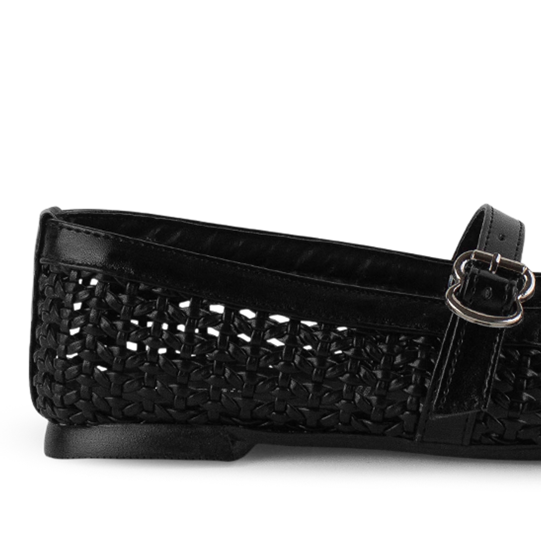 Vista trasera de flats tipo balerinas negras de piso para mujer tejidos con pulsera en empeine ajustable