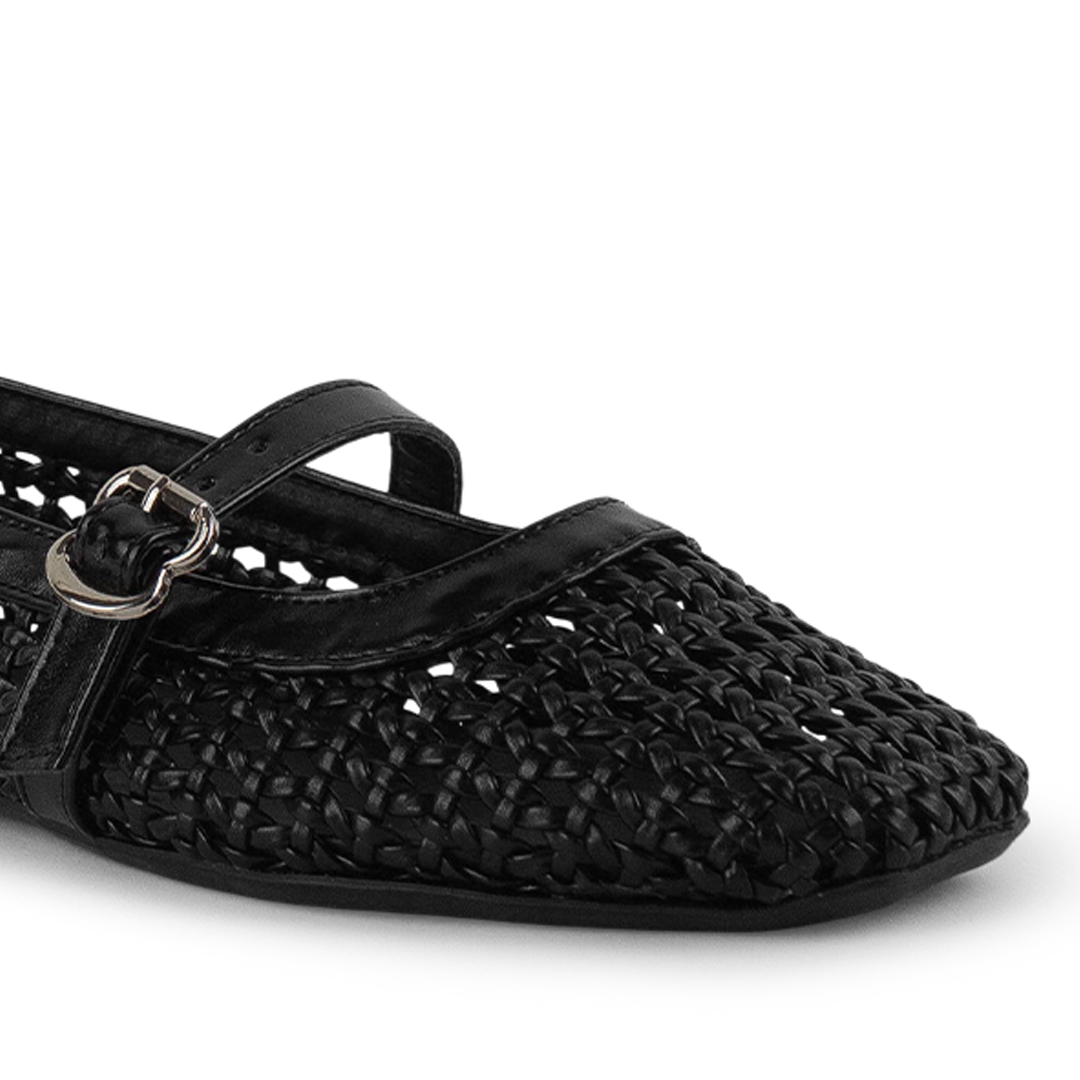 Vista a detalle de punta cuadrada en flats tejido para mujer con pulsera ajustable en el empine en color negro