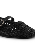 Vista a detalle de punta cuadrada en flats tejido para mujer con pulsera ajustable en el empine en color negro