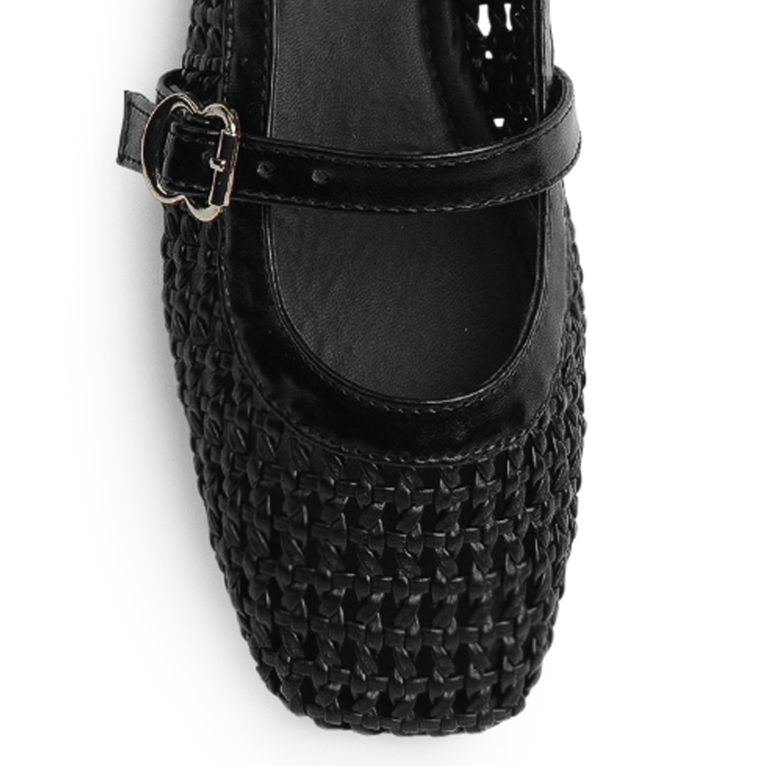 Vista de material sintético en flats tipo balerinas para mujer con pulsera en empeine de piso tejido en color negro
