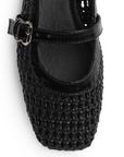 Vista de material sintético en flats tipo balerinas para mujer con pulsera en empeine de piso tejido en color negro