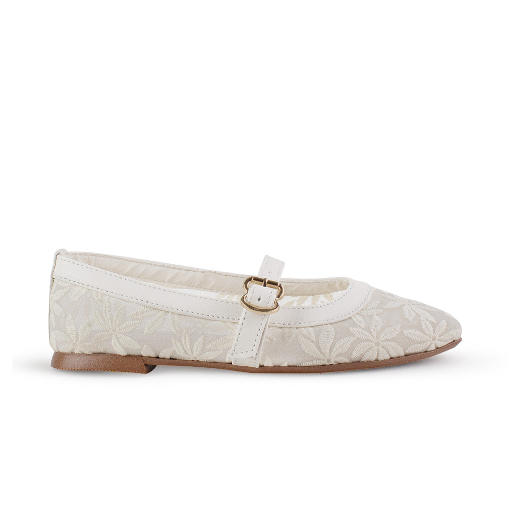 Vista lateral de flats tipo balerinas beige para mujer con hebilla moderna en correa ajustable y bordado floral de piso