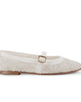 Vista lateral de flats tipo balerinas beige para mujer con hebilla moderna en correa ajustable y bordado floral de piso