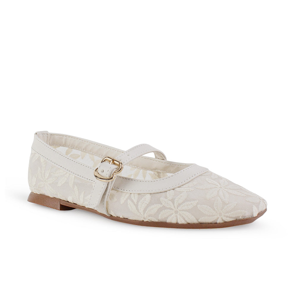 Vista diagonal de balerina beige con bordado floral para mujer de pulsera ajustable de piso 