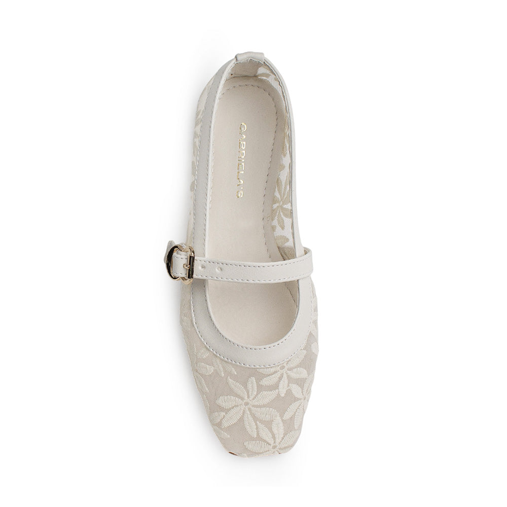 Vista superior de flats tipo balerinas beige de piso para mujer con bordado floral transparente y hebilla moderna en correa ajustable 