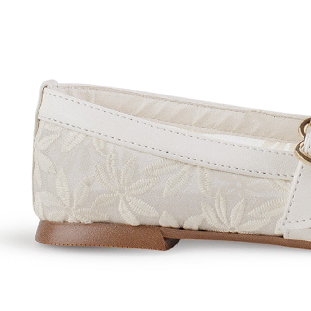 Vista trasera de flats tipo balerinas beige de piso para mujer con hebilla moderna en pulsera ajustable sobre el empeine y bordado de flores