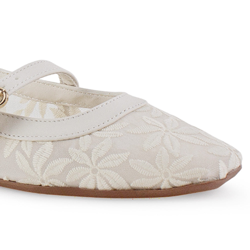 Vista a detalle de bordado floral en flats tipo balerinas beige de piso para mujer con pulsera ajustable 