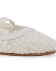 Vista a detalle de bordado floral en flats tipo balerinas beige de piso para mujer con pulsera ajustable 