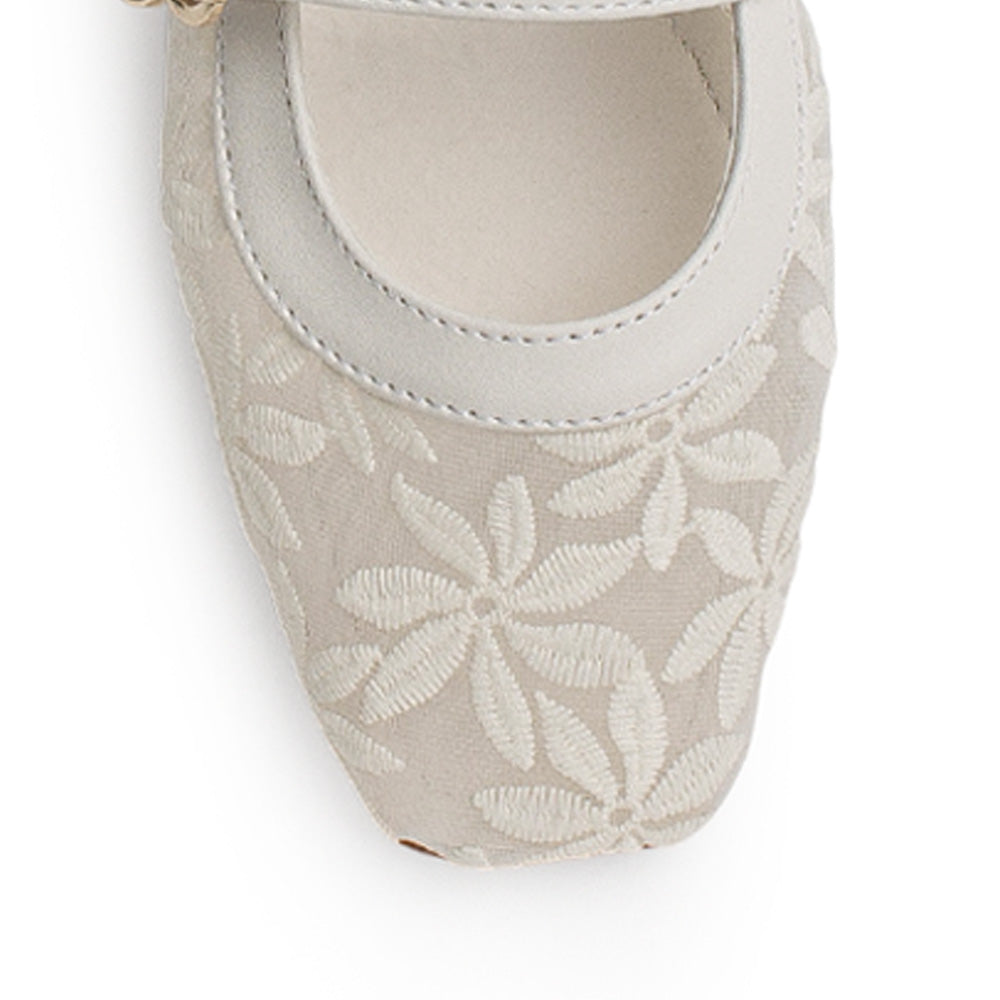 Vista de material sintético en flats tipo balerinas beige de piso para mujer con bordado de flores y correa ajustable
