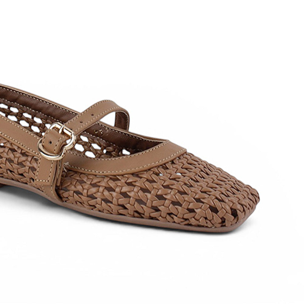 Vista a detalle de punta cuadrada en flats tejido para mujer con pulsera ajustable en el empine en color cafe 