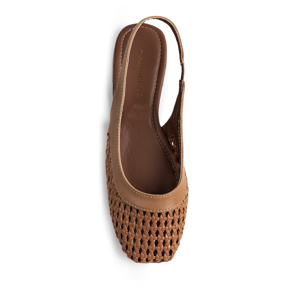 Vista superior en los flats tejidos tipo calados de color café para dama con pulsera ajustable al talón 