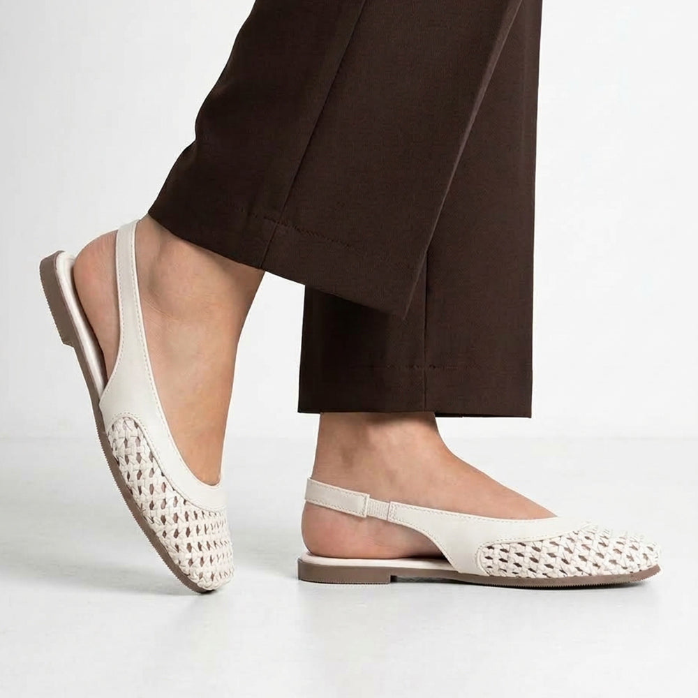 Flats beige tipo tejido calado con suela de piso y talón descubierto para dama 