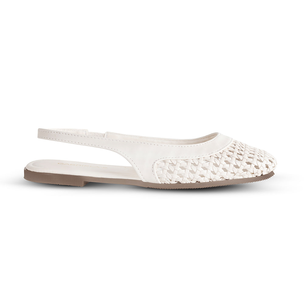 Vista lateral en flats beige para dama con suela de piso, talón descubierto y detalle calado tipo tejido