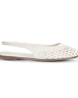 Vista lateral en flats beige para dama con suela de piso, talón descubierto y detalle calado tipo tejido