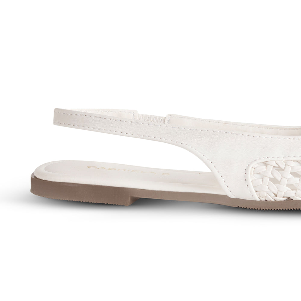 Vista trasera en la suela de piso de los flats beige para dama con pulsera ajustable y detalle calado tipo tejido