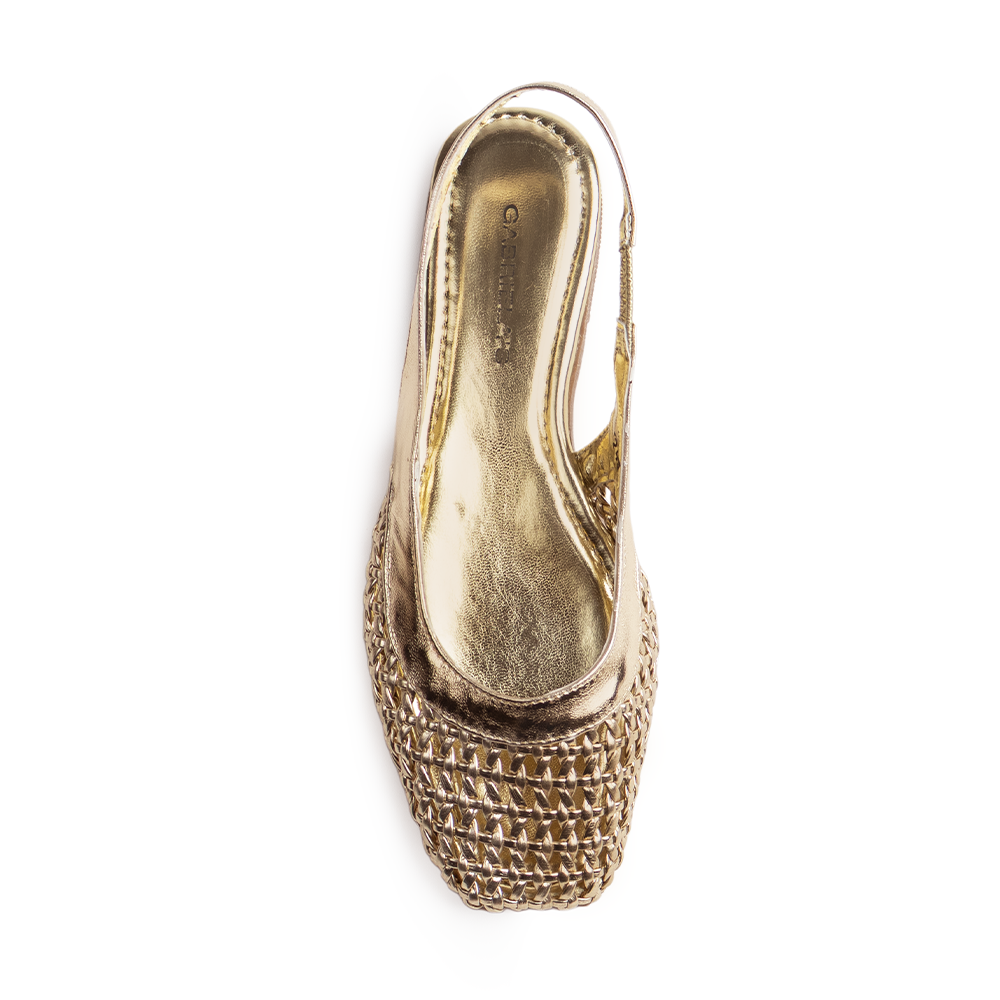 Vista superior en los flats tejidos tipo calados de color dorado para dama con pulsera ajustable al talón 