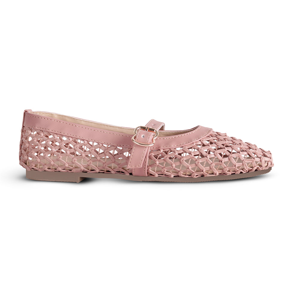 Vista lateral de flats rosa tejidos para mujer con pulsera sobre empeine de piso tipo balerinas 