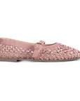 Vista lateral de flats rosa tejidos para mujer con pulsera sobre empeine de piso tipo balerinas 