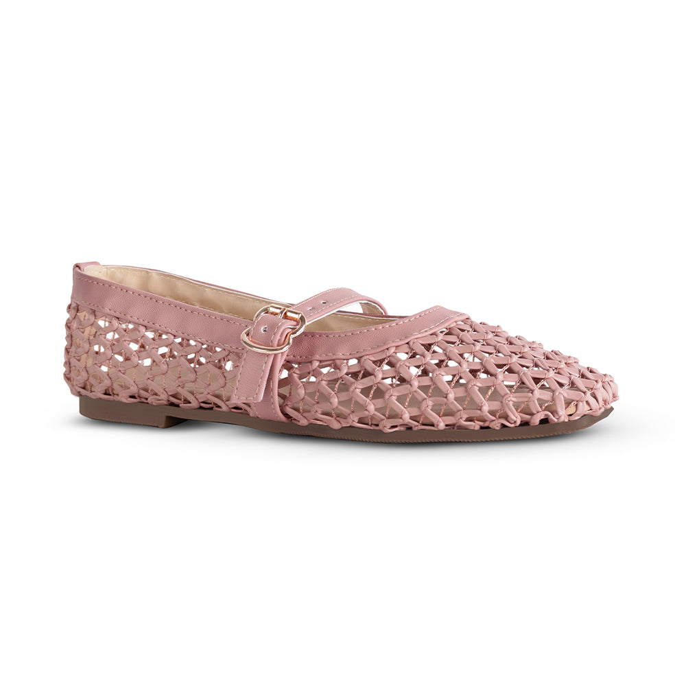 Vista diagonal de flats tipo balerina rosa para mujer con correa en empeine ajustable 