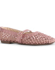 Vista diagonal de flats tipo balerina rosa para mujer con correa en empeine ajustable 