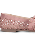 Vista trasera de flats tipo balerina rosa de piso para mujer tejidos con pulsera en empeine ajustable
