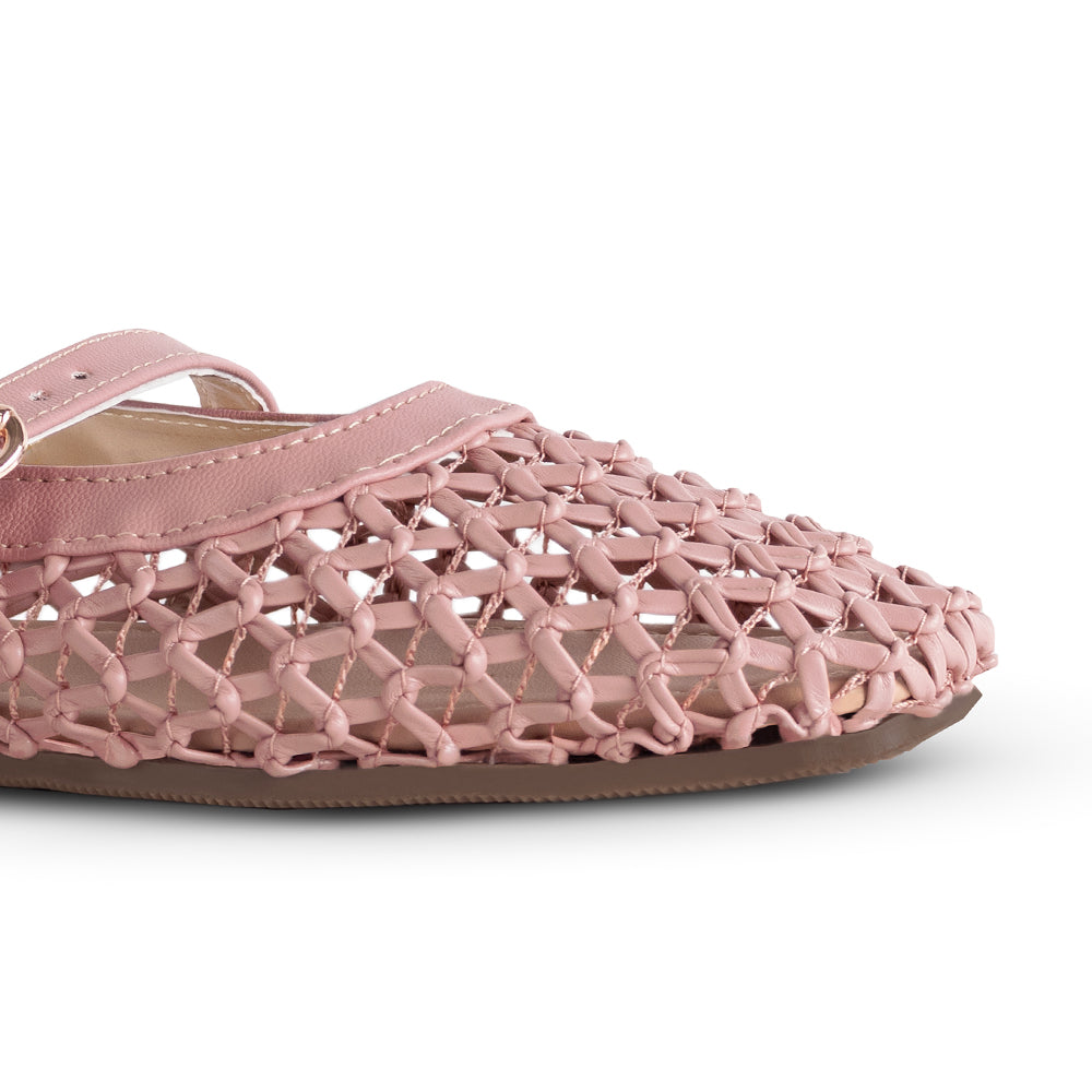 Vista a detalle de punta cuadrada en flats tejido para mujer con pulsera ajustable en el empine en color rosa