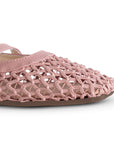 Vista a detalle de punta cuadrada en flats tejido para mujer con pulsera ajustable en el empine en color rosa