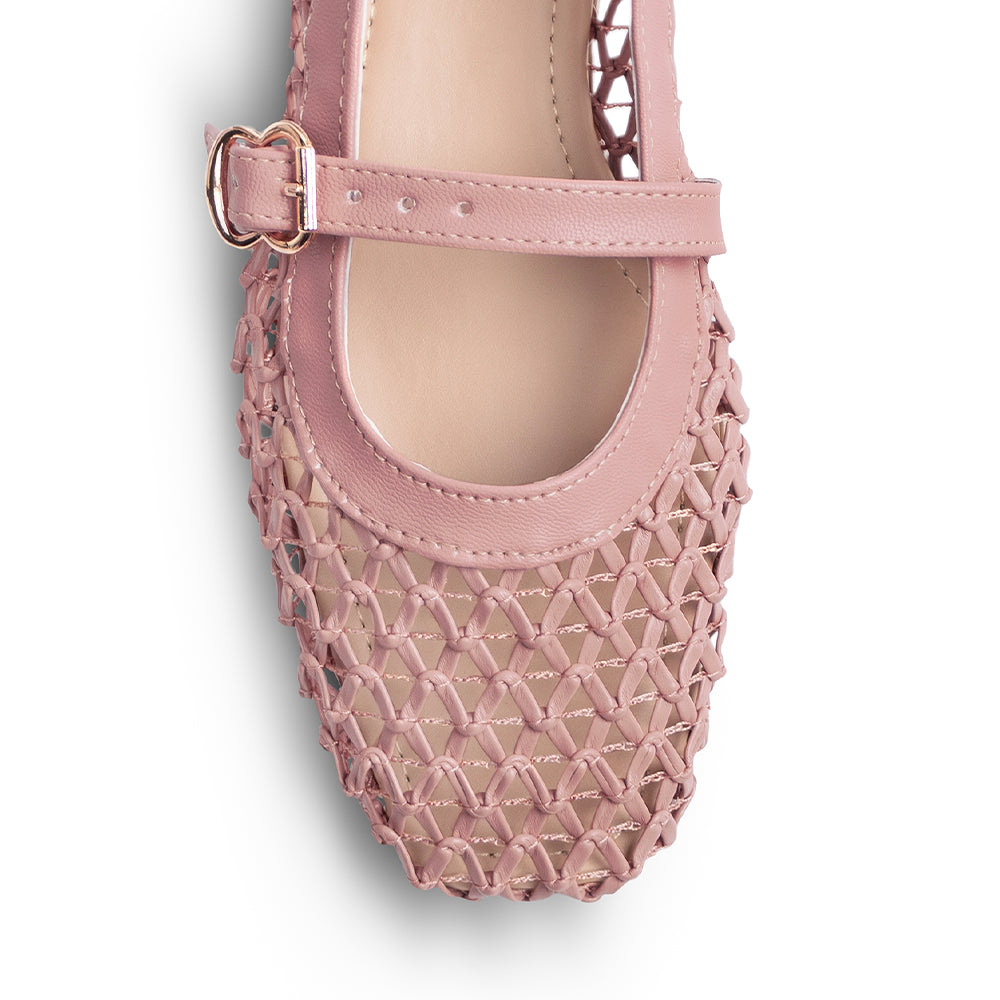 Detalle del material sintético en flats tipo balerinas para mujer con pulsera en empeine de piso tejido en color rosa