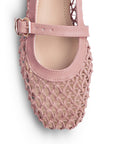 Detalle del material sintético en flats tipo balerinas para mujer con pulsera en empeine de piso tejido en color rosa