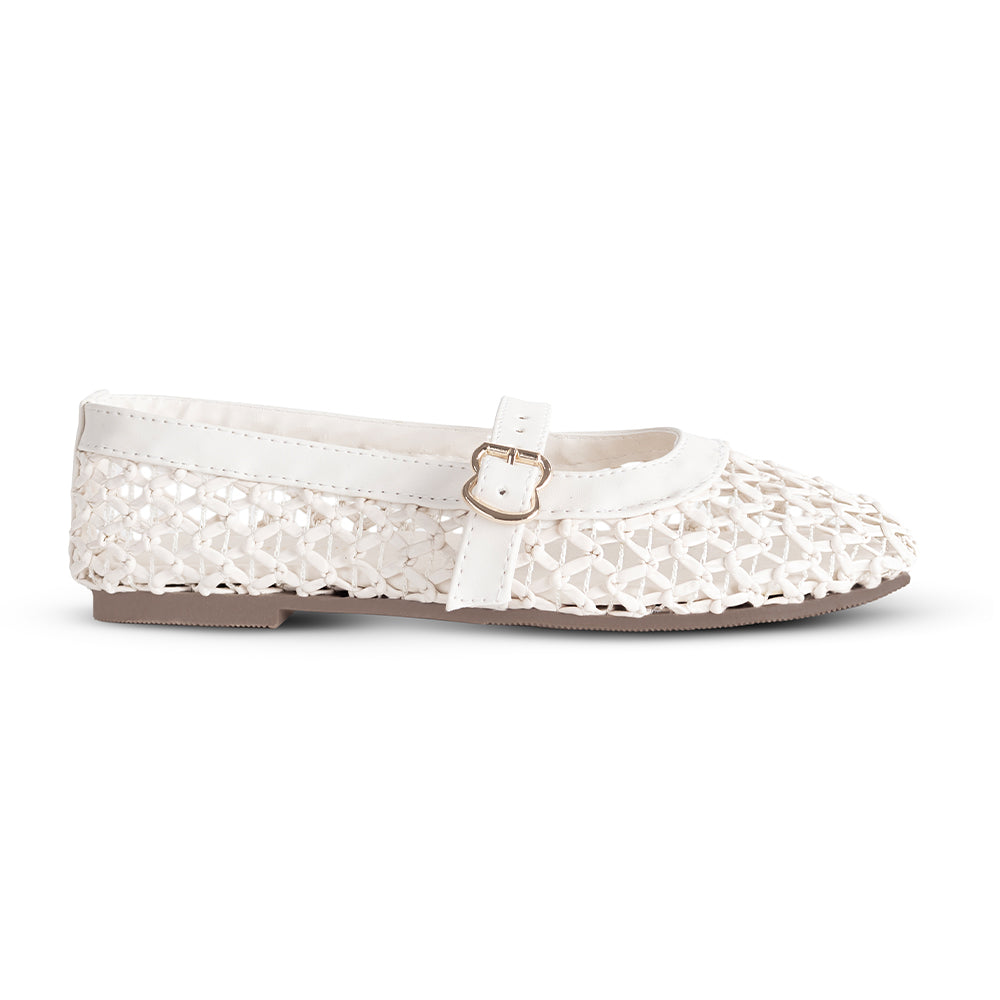 Vista lateral de flats beige tejidos para mujer con pulsera sobre empeine de piso tipo balerinas 