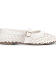 Vista lateral de flats beige tejidos para mujer con pulsera sobre empeine de piso tipo balerinas 