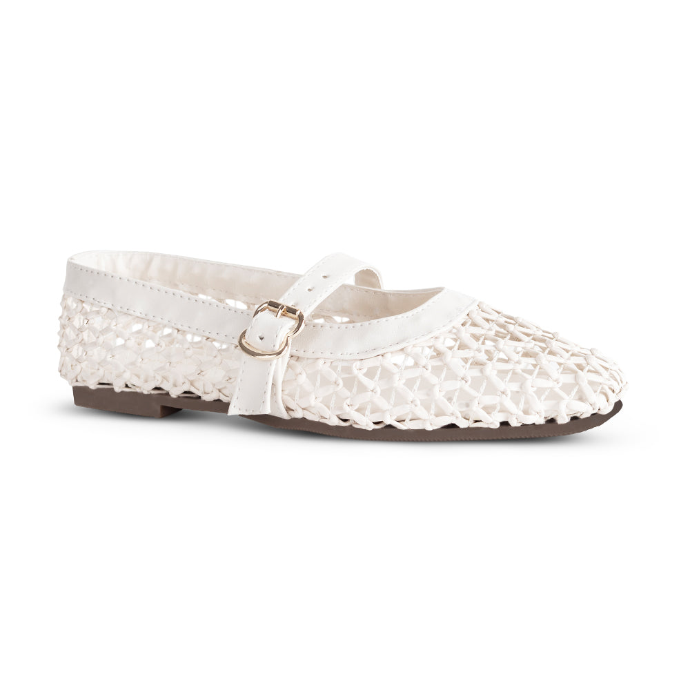Vista diagonal de flats tipo balerinas beige para mujer con correa en empeine ajustable 