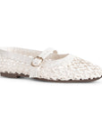Vista diagonal de flats tipo balerinas beige para mujer con correa en empeine ajustable 