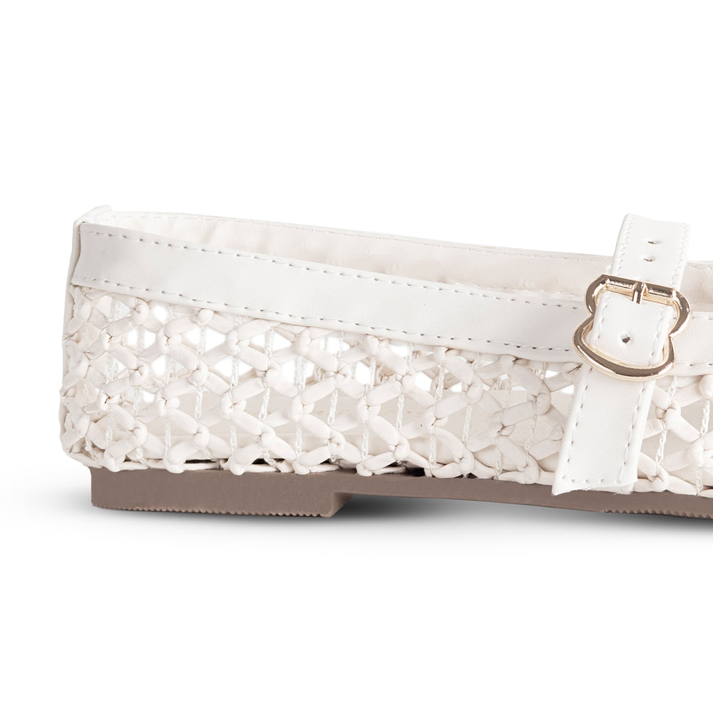 Vista trasera de flats tipo balerinas beige de piso para mujer tejidos con pulsera en empeine ajustable