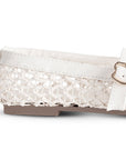 Vista trasera de flats tipo balerinas beige de piso para mujer tejidos con pulsera en empeine ajustable