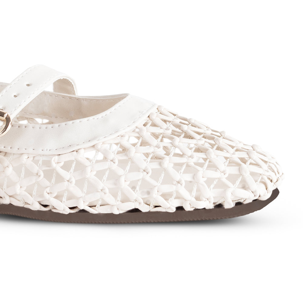 Vista a detalle de punta cuadrada en flats tejido para mujer con pulsera ajustable en el empine en color beige 