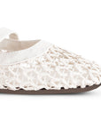 Vista a detalle de punta cuadrada en flats tejido para mujer con pulsera ajustable en el empine en color beige 