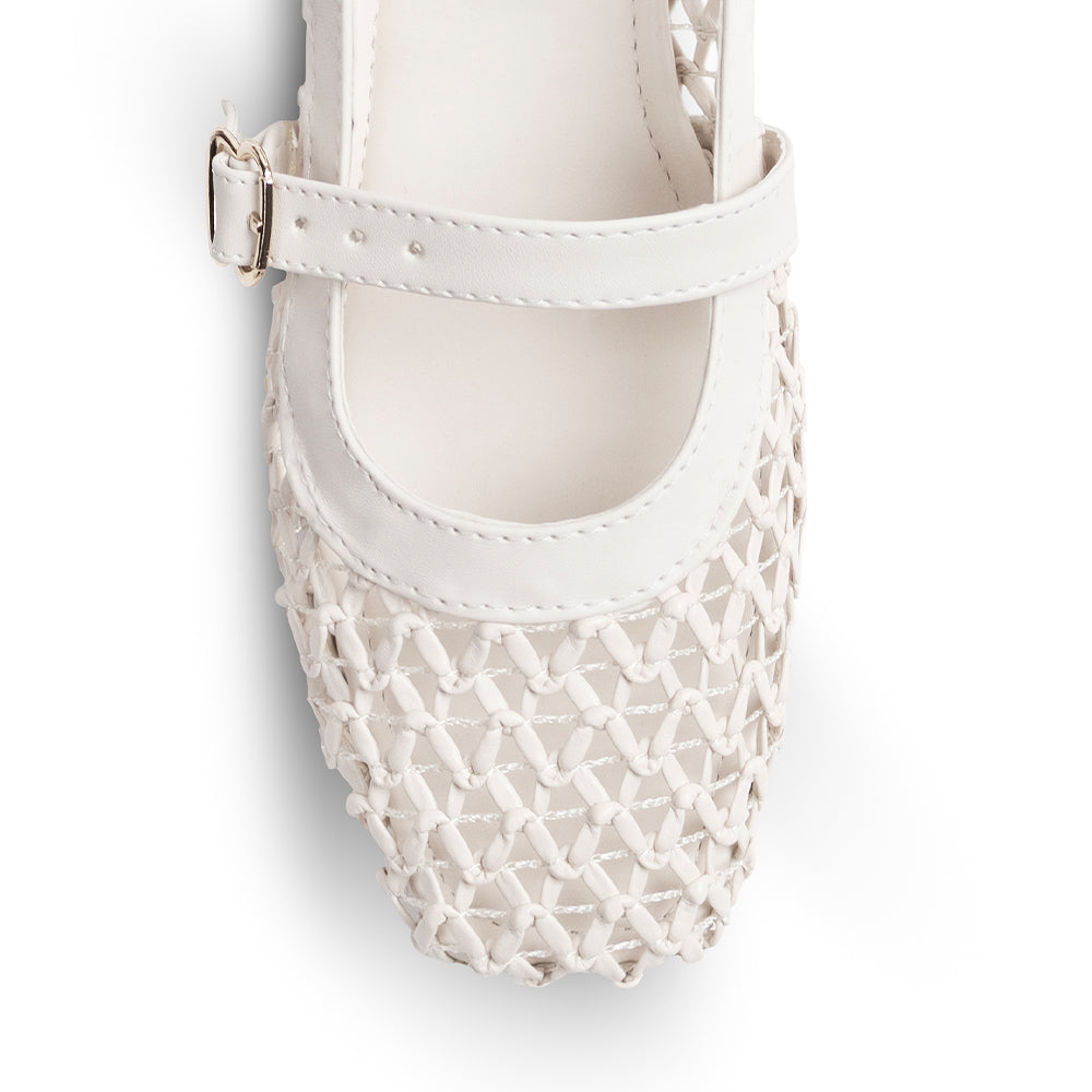 Detalle del material sintético en flats tipo balerinas para mujer con pulsera en empeine de piso tejido en color beige