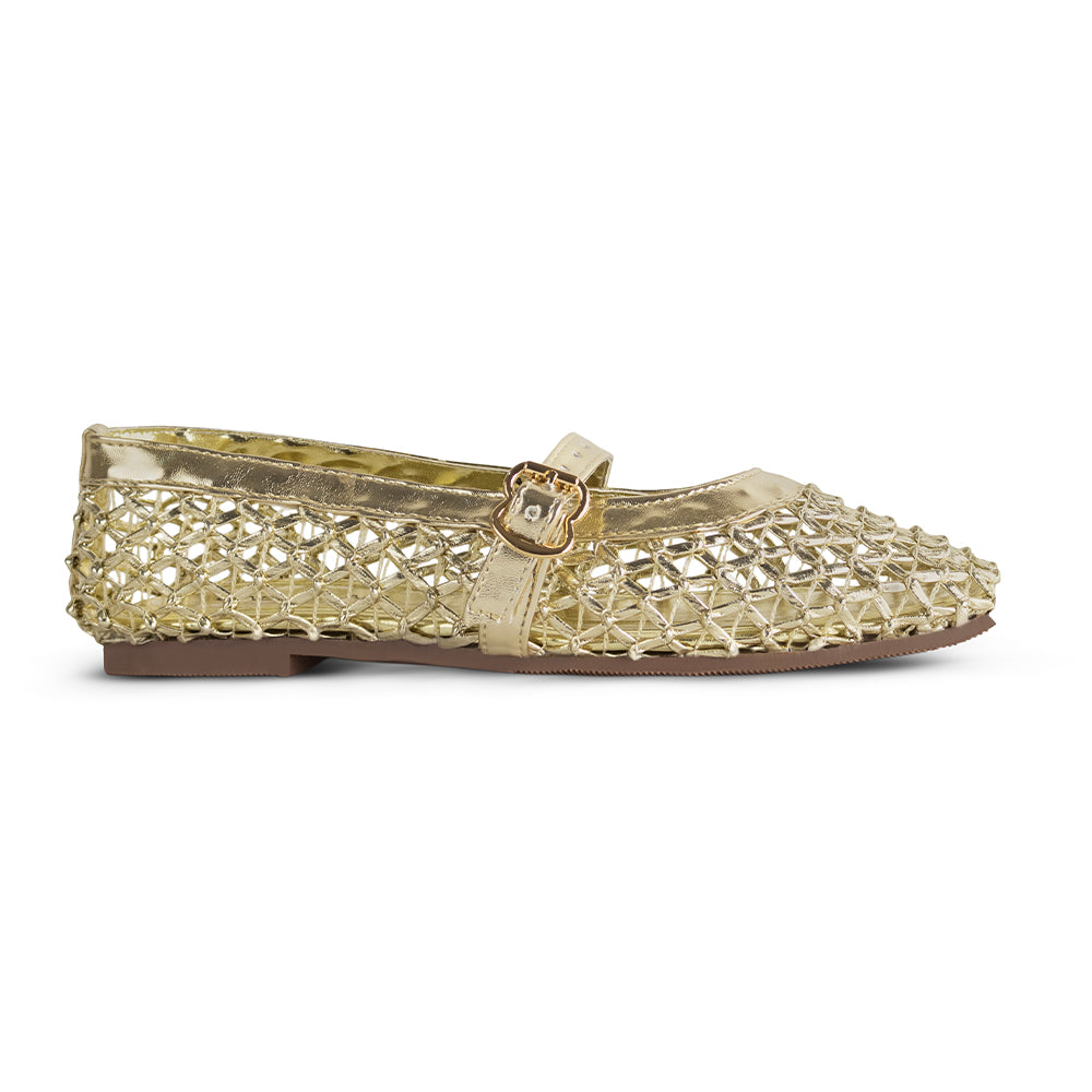 Vista lateral de flats dorado tejidos para mujer con pulsera sobre empeine de piso tipo balerinas 