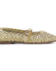 Vista lateral de flats dorado tejidos para mujer con pulsera sobre empeine de piso tipo balerinas 