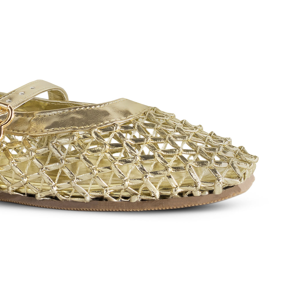 Vista a detalle de punta cuadrada en flats tejido para mujer con pulsera ajustable en el empine en color dorado