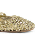 Vista a detalle de punta cuadrada en flats tejido para mujer con pulsera ajustable en el empine en color dorado