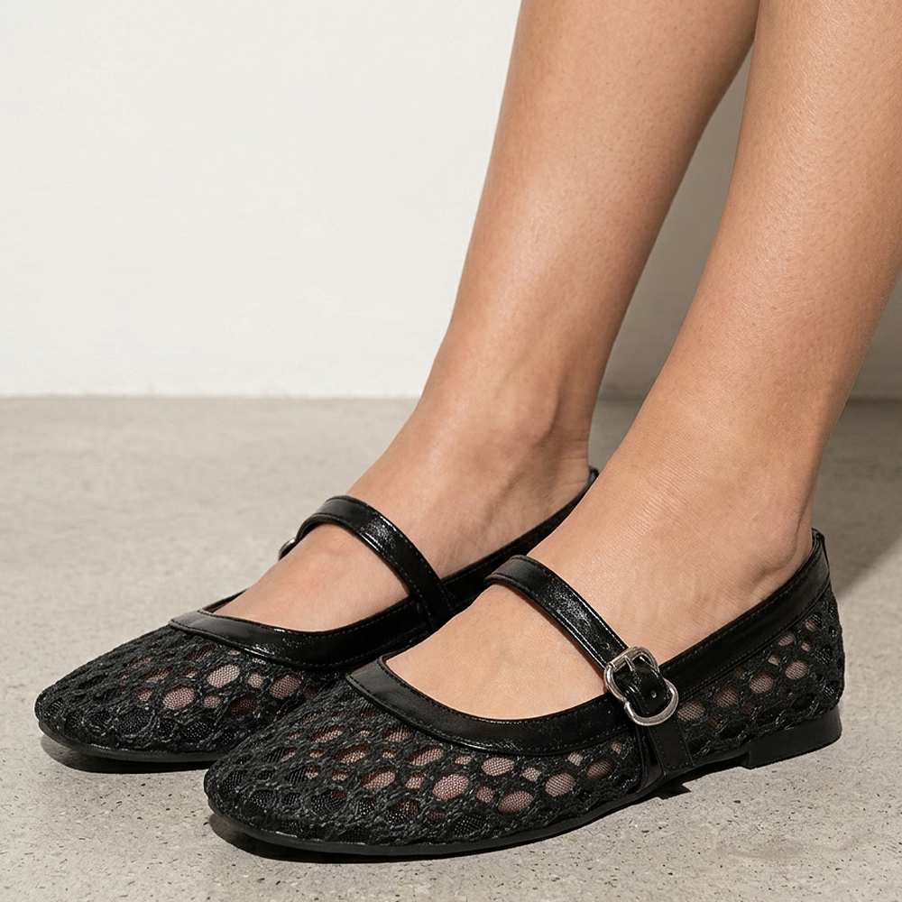 Flats tipo balerinas negras para dama con pulsera ajustable en el empeine y malla calada de piso 