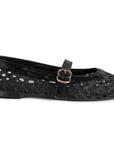 Vista lateral de flats tipo balerina negra para dama con malla calada y pulsera ajustable de piso 
