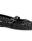 Vista diagonal en flats tipo balerina negra para dama con suela de piso y pulsera ajustable en el empeine 